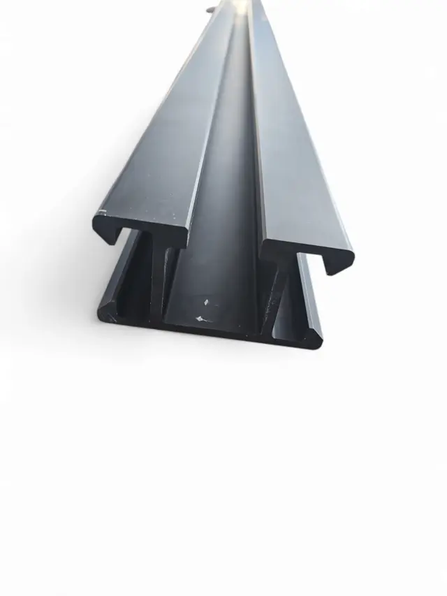 LMT-MEK 403-1002 Føringsskinne sort 6,1m Scenemekanikk 