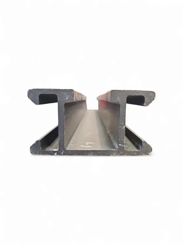 LMT-MEK 403-1002 Føringsskinne sort 6,1m Scenemekanikk 