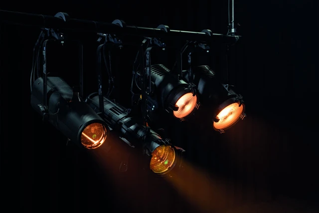 Showtec Performer Profile Zoom 150 Q6 150 W RGBACL Theatre LED 