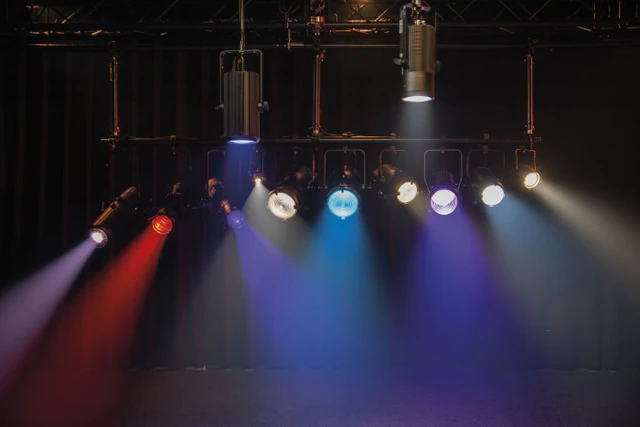 Showtec Performer 1000 LED MKII Fresnel 3100K 10-60° 