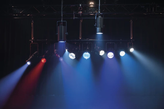 Showtec Performer 1000 LED MKII Fresnel 3100K 10-60° 