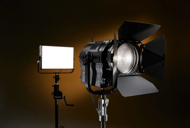 ETC fos4FL7-PO fos/4 Fresnel, 7", Lustr X8 array, 2-tone, CE, with PO yoke 