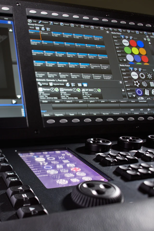 ETC Hog 4-18 control console in carton, US/EU/UK power cables 