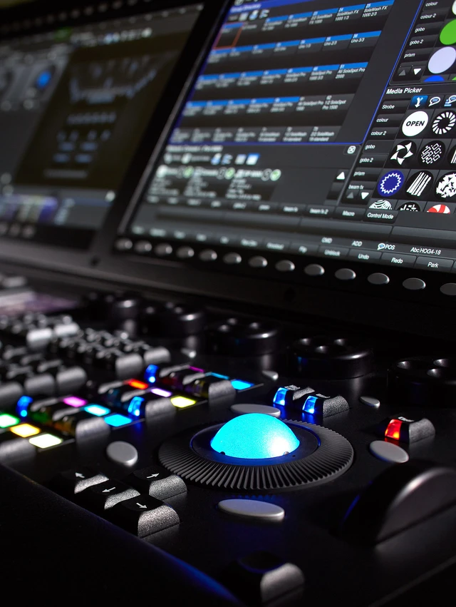 ETC Hog 4-18 control console in carton, US/EU/UK power cables 